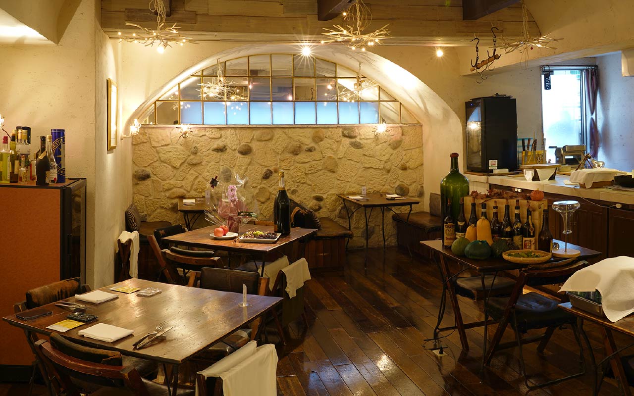 扉を開けると客席と仕切のないオープンキッチン。