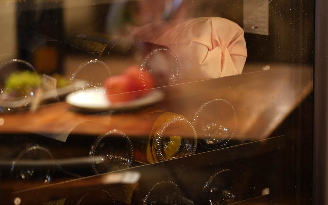 ワインは自然派ワイン以外にも、ビンテージものなど多数ご用意しております。